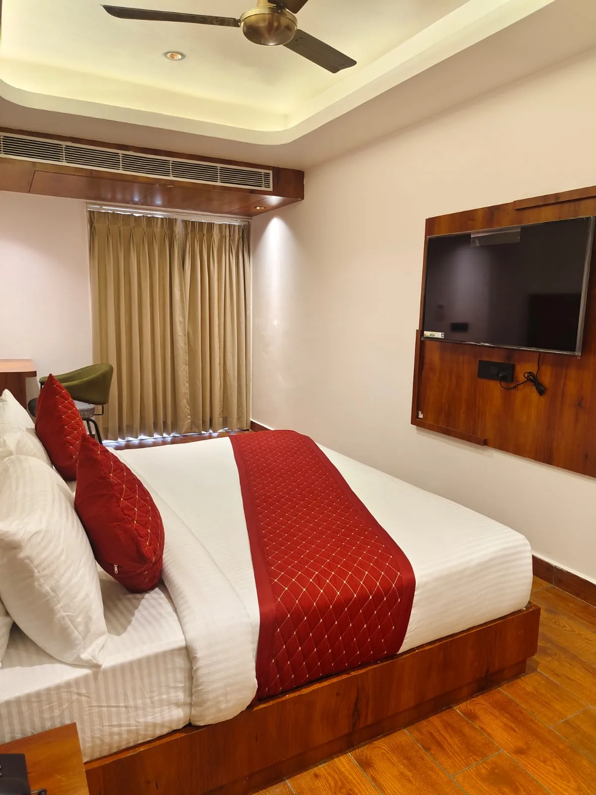 Luxury Family Room with Balcony - Bed